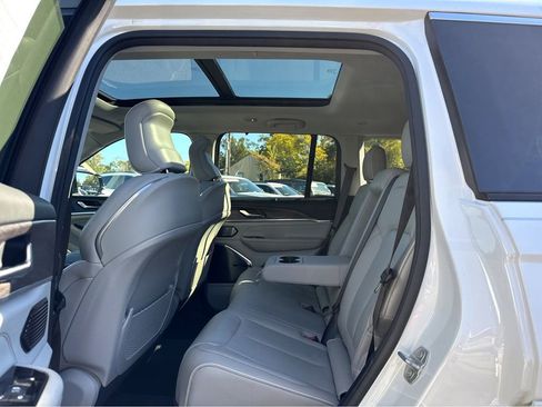 Used 2022 Jeep Grand Cherokee Overland w/ Advanced Protech Group III image 10