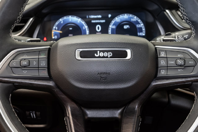Used 2023 Jeep Grand Cherokee L Limited AWD/4WD image 10