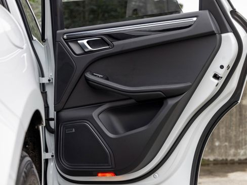 Certified 2025 Porsche Macan image 43