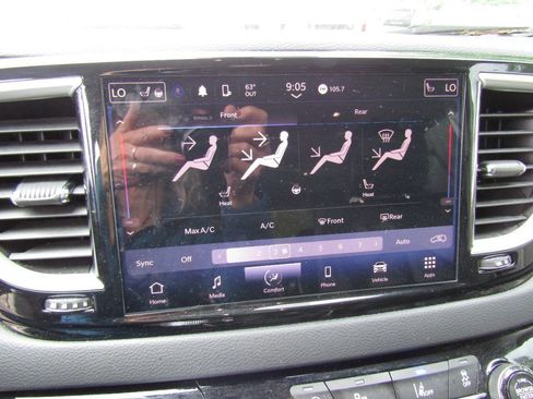 Used 2024 Chrysler Pacifica Touring-L FWD image 16