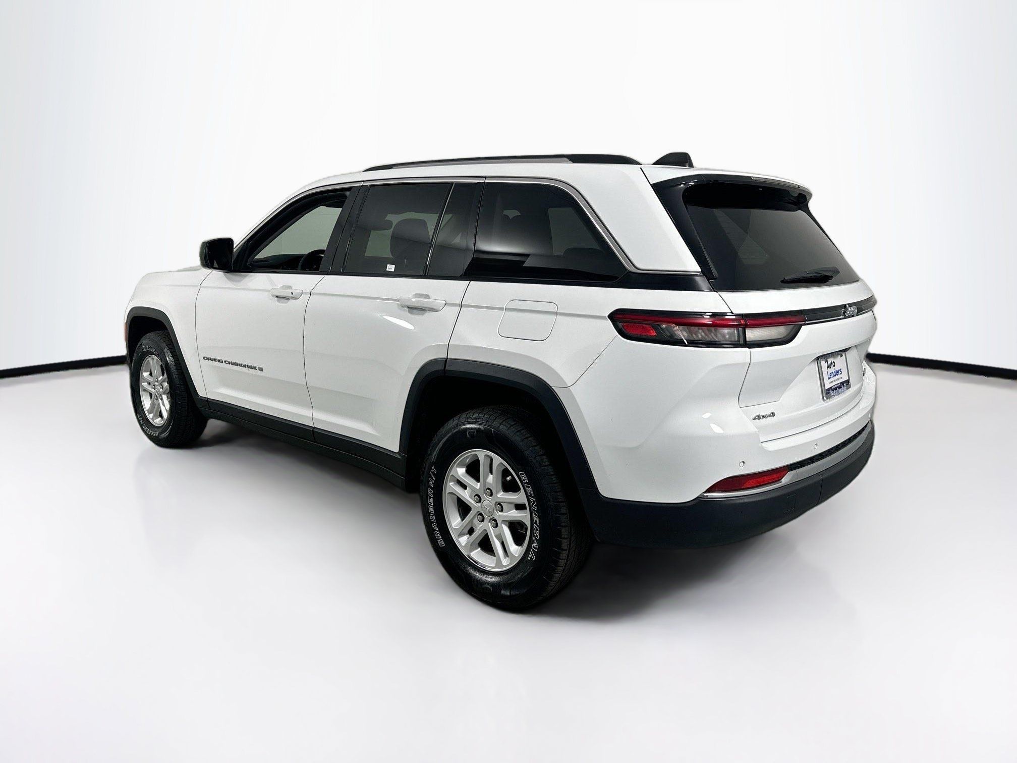 Used 2023 Jeep Grand Cherokee Laredo AWD/4WD image 7