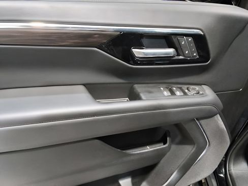 Used 2025 Chevrolet Suburban Z71 AWD/4WD image 10