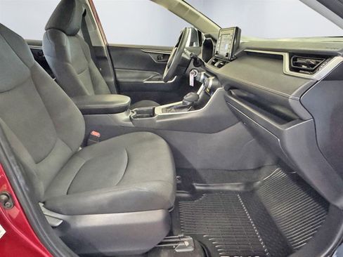 Used 2019 Toyota RAV4 LE w/ Carpet Mat Package image 20
