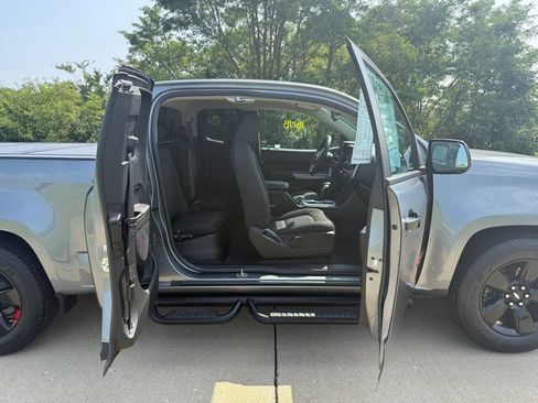 Used 2022 Chevrolet Colorado LT w/ Redline Special Edition AWD/4WD image 19