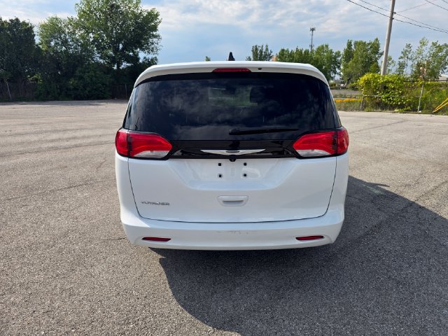 Used 2024 Chrysler Voyager LX FWD image 5