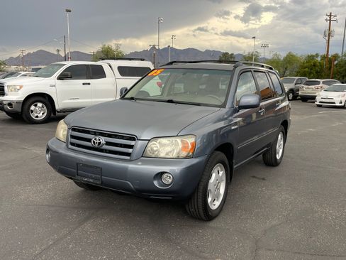 Used 2005 Toyota Highlander 2WD V6 w/ 3rd Row image 1