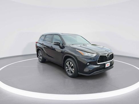 Used 2020 Toyota Highlander XLE AWD/4WD image 2