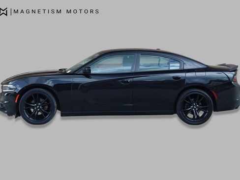 Used 2017 Dodge Charger SE w/ Power Sunroof Group RWD image 2