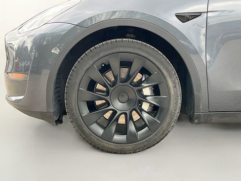 Used 2022 Tesla Model Y Long Range AWD/4WD image 32