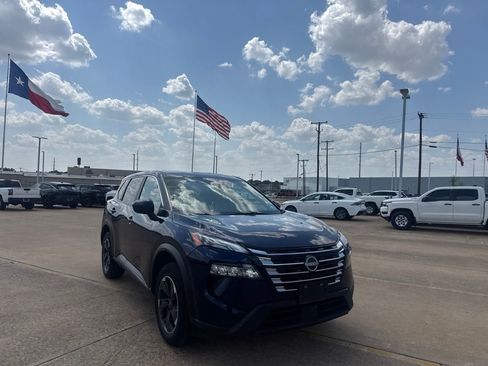 Certified 2025 Nissan Rogue SV FWD image 2
