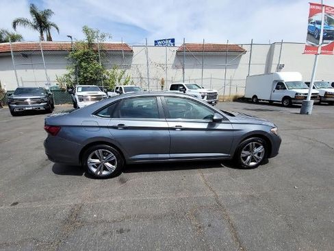 Used 2024 Volkswagen Jetta SE FWD image 9
