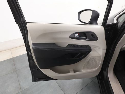 Used 2023 Chrysler Pacifica Touring-L image 8