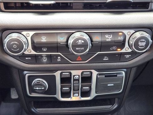 Used 2025 Jeep Wrangler Unlimited Sport AWD/4WD image 19