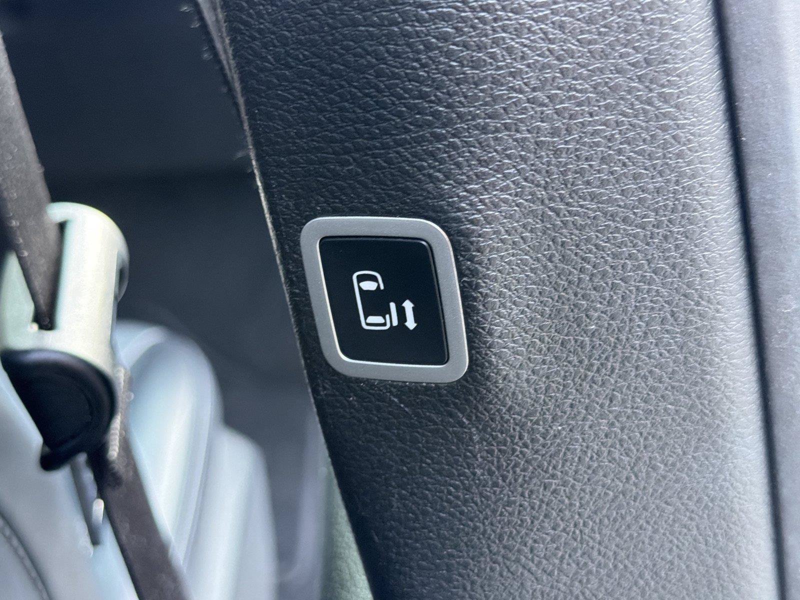 Used 2024 Chrysler Pacifica Limited FWD image 15