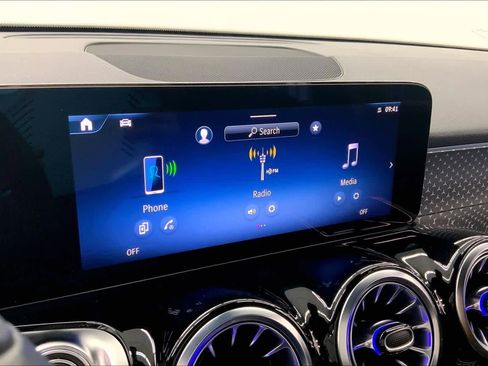 Used 2025 Mercedes-Benz GLB 250 image 23