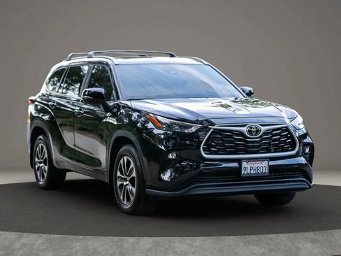 Used 2024 Toyota Highlander XLE image 3