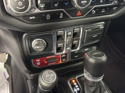 Used 2024 Jeep Gladiator Rubicon AWD/4WD image 40