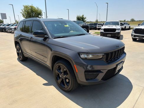 Used 2024 Jeep Grand Cherokee Altitude AWD/4WD image 7