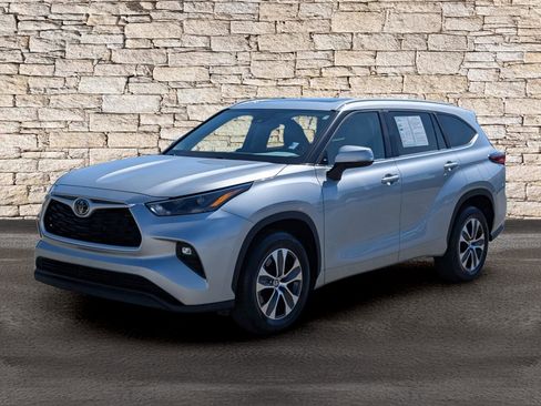 Used 2023 Toyota Highlander XLE image 1