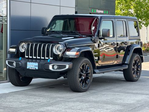 Used 2023 Jeep Wrangler Unlimited Sahara AWD/4WD image 7