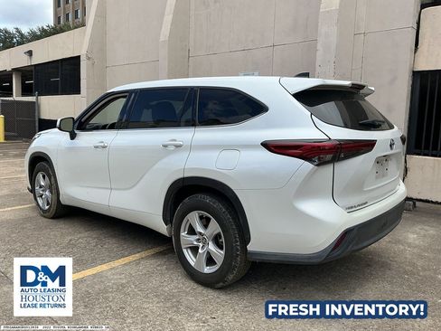 Used 2022 Toyota Highlander LE FWD image 4