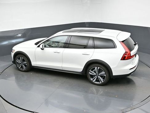 Used 2024 Volvo V60 B5 Cross Country Plus image 47