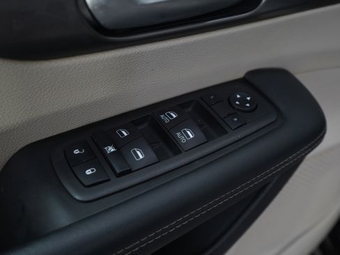 Used 2023 Chrysler Pacifica Touring-L image 20