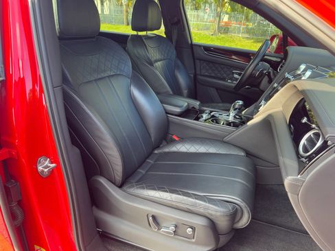 Used 2019 Bentley Bentayga image 15