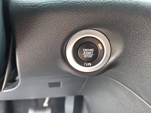 Used 2025 Chrysler Pacifica Select FWD image 16