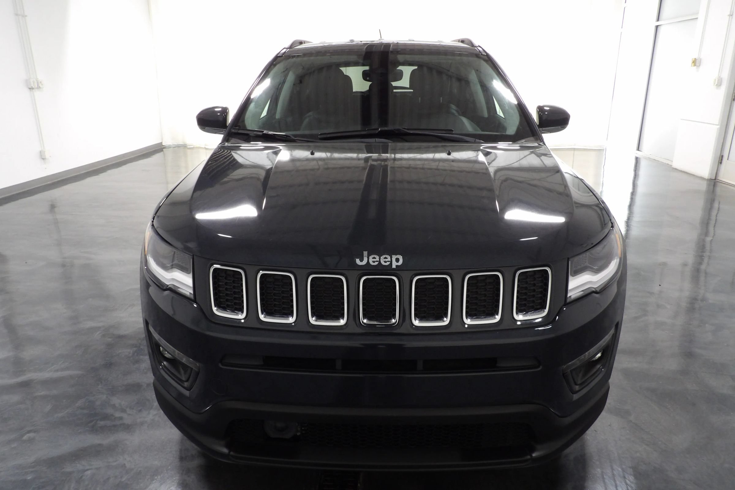Used 2018 Jeep Compass Limited w/ Navigation Group FWD image 2
