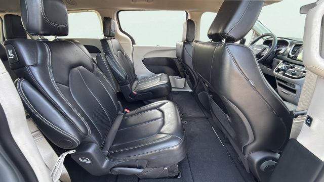 Used 2024 Chrysler Pacifica Touring-L FWD image 27