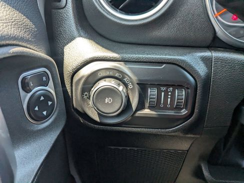 Used 2022 Jeep Wrangler Unlimited Sahara image 21