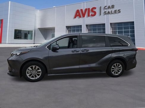 Used 2025 Toyota Sienna LE image 2