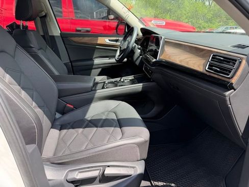 Used 2024 Volkswagen Atlas SE AWD/4WD image 5