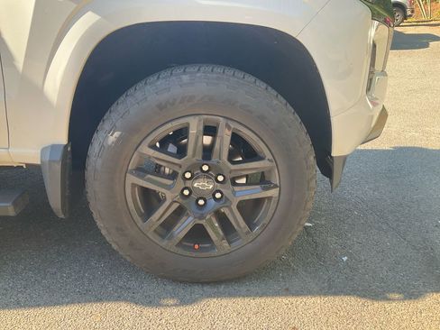 Used 2024 Chevrolet Colorado Z71 w/ Z71 Convenience Package 2 image 10