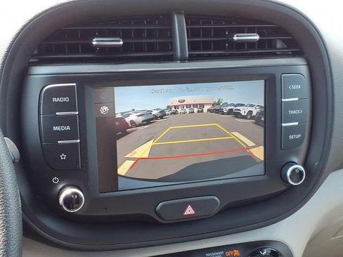 Used 2025 Kia Soul LX w/ LX Technology Package FWD image 21