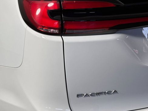 Used 2023 Chrysler Pacifica Touring-L FWD image 24