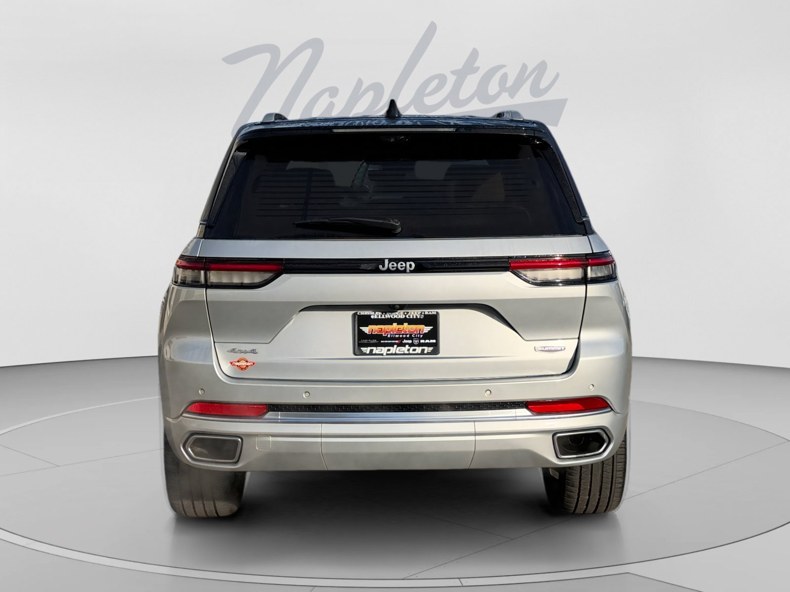 Used 2023 Jeep Grand Cherokee Summit AWD/4WD image 4