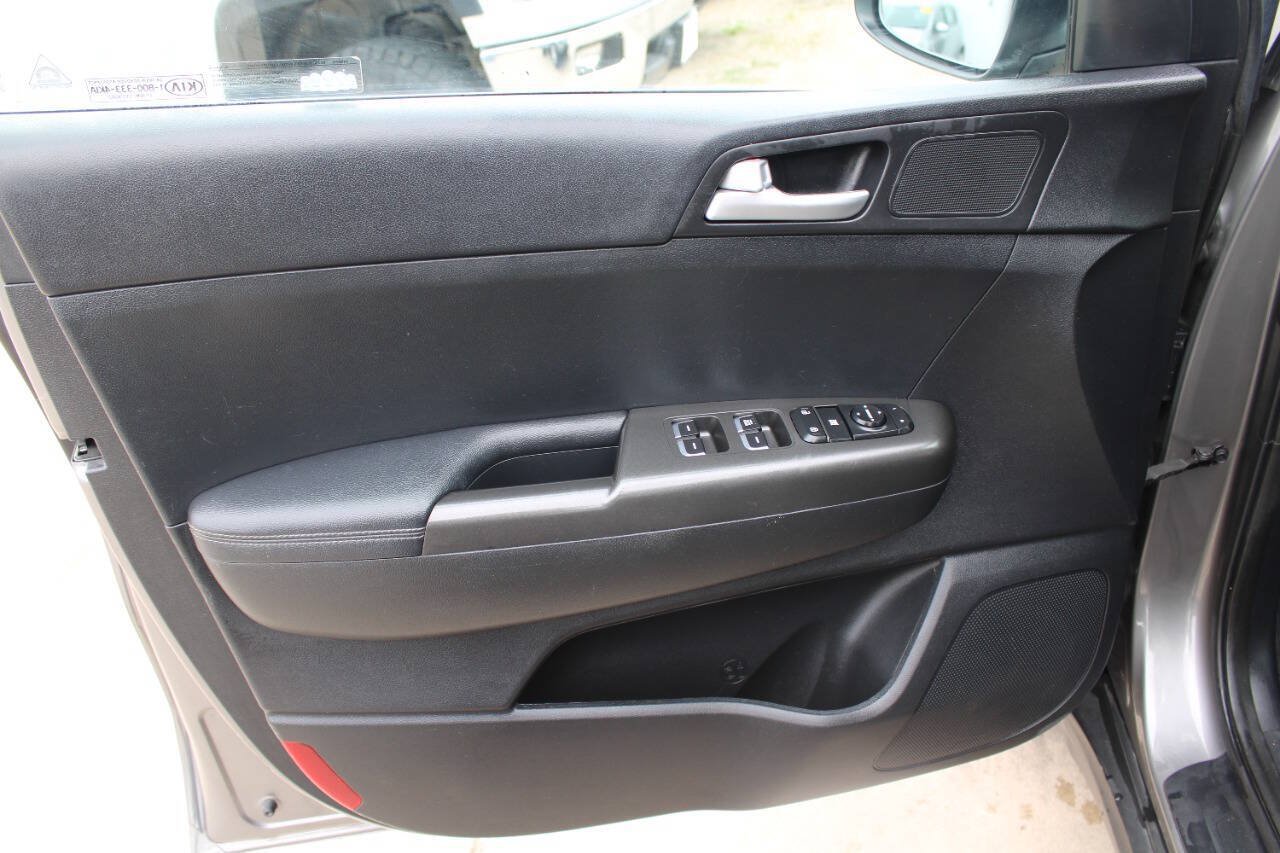 Used 2018 Kia Sportage LX AWD/4WD image 18