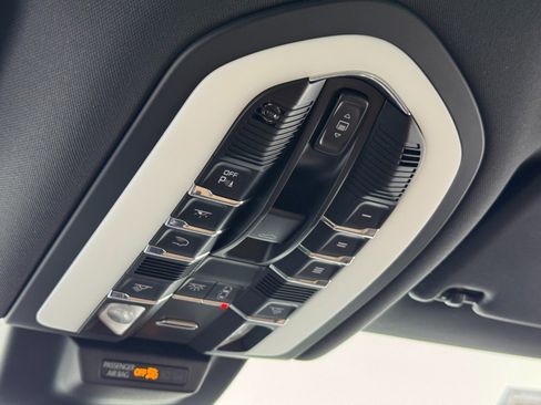 Used 2021 Porsche Macan image 32