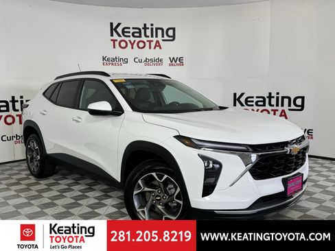 Used 2025 Chevrolet Trax LT w/ LT Convenience Package image 2