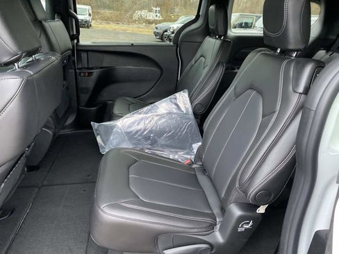 New 2026 Chrysler Pacifica Select image 6
