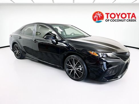 Used 2024 Toyota Camry SE image 1