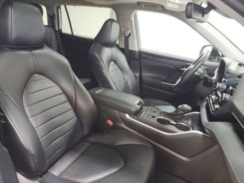 Used 2022 Toyota Highlander XLE image 16