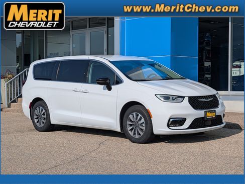 Used 2024 Chrysler Pacifica Limited FWD image 1