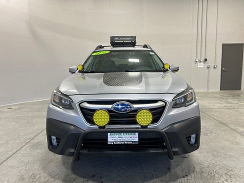 Used 2022 Subaru Outback Premium image 3