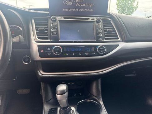 Used 2019 Toyota Highlander XLE AWD/4WD image 25
