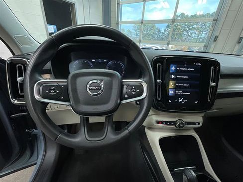 Used 2021 Volvo XC40 T5 Momentum image 14