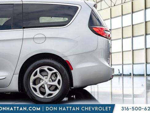Used 2023 Chrysler Pacifica Limited FWD image 33