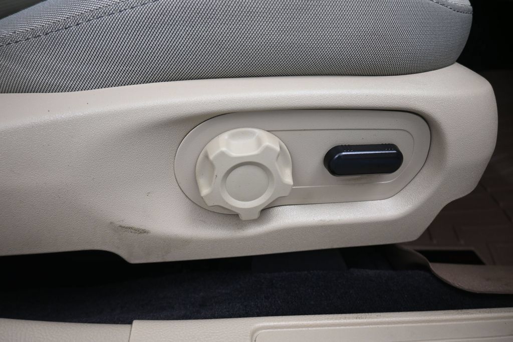 Used 2018 Ford Taurus SEL FWD image 39